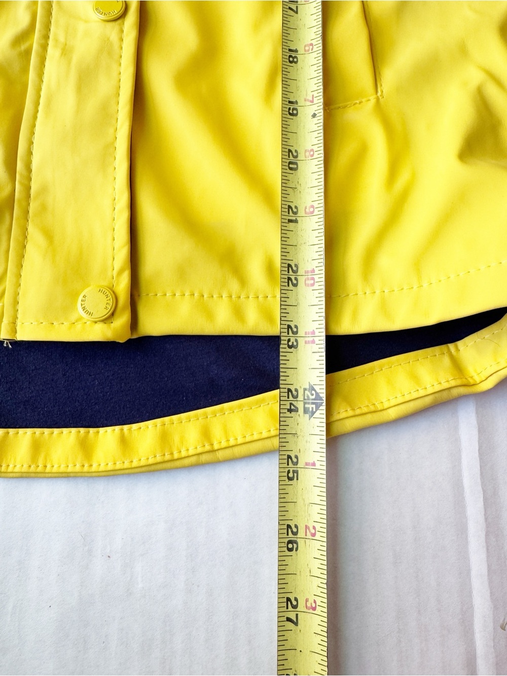 Hunter New Boys Water
Resistant Long Hooded Rain Jacket in Yellow NWT Size 8Y - Picture 13 of 14